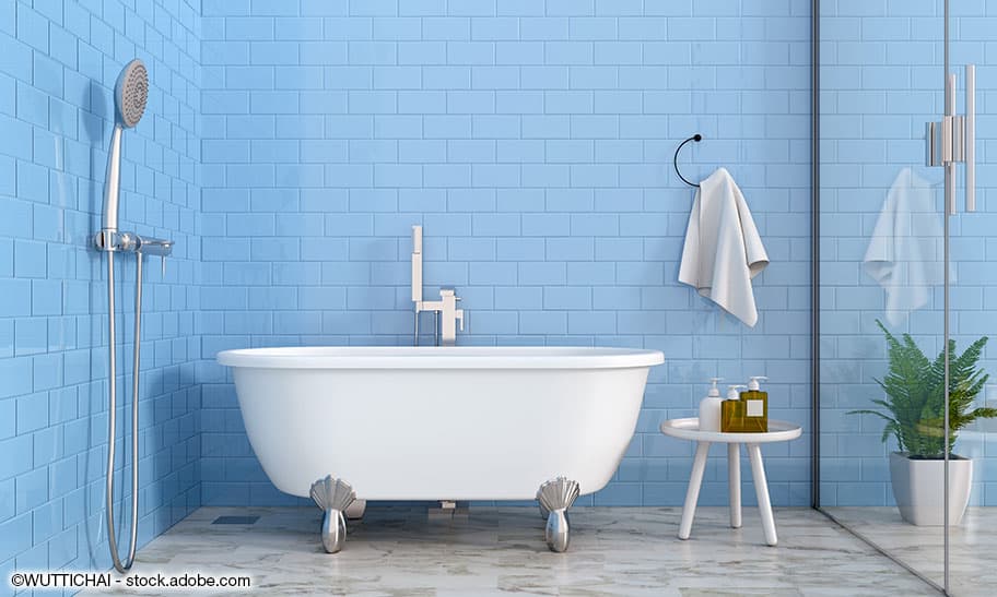 Grosse, moderne Dusche mit Marmorboden und blauen Fliesenfugen.