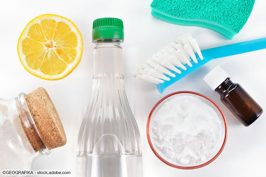 Zitrone, Natron und Spülmittel sind Hausmittel, welche für die Reinigung von Glaskeramik in Frage kommen.