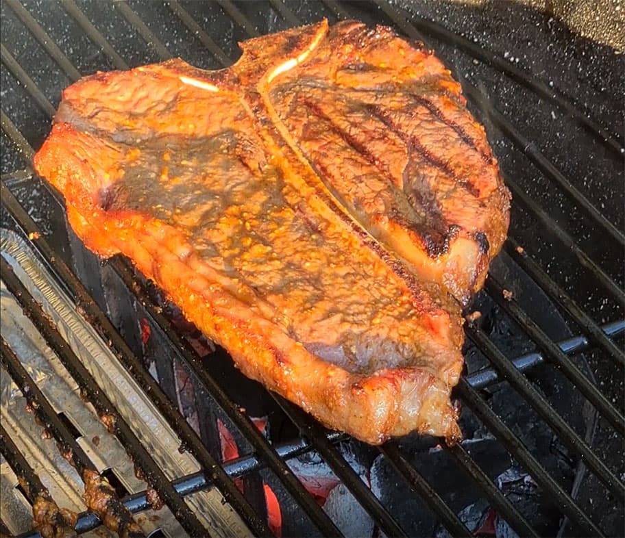 Steak auf Grillrost.