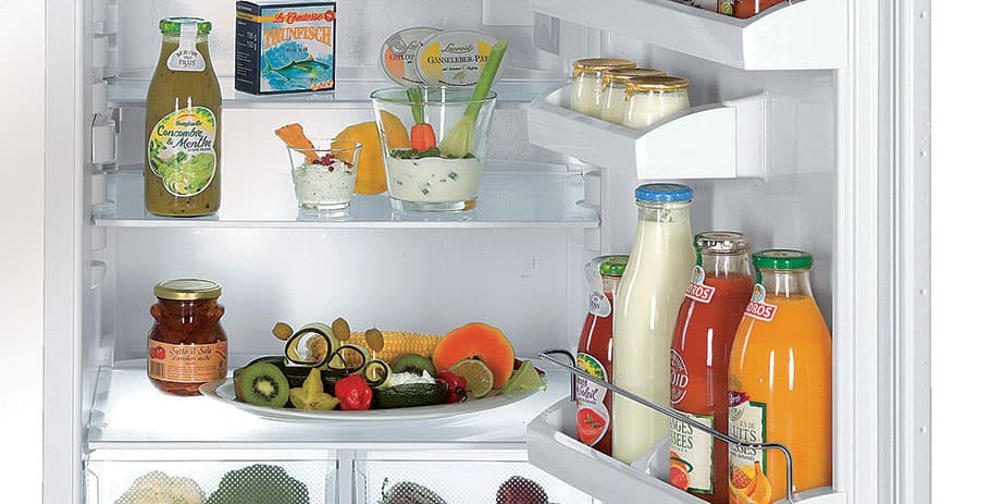 Ein korrekt gefüllter, offener Kühlschrank