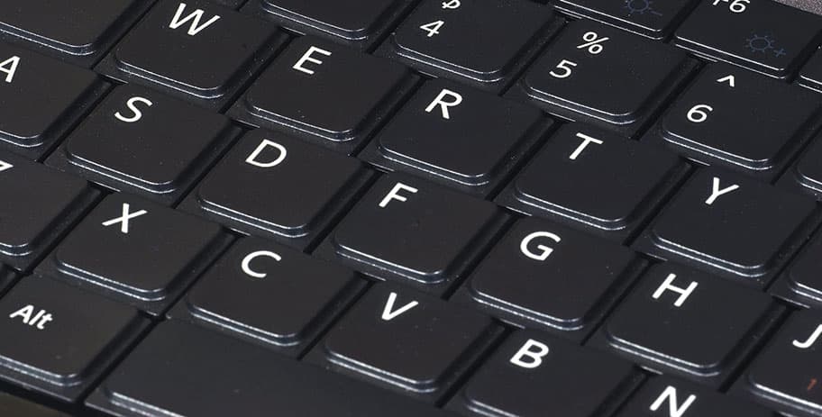 Schwarze Tastatur mit weissen Buchstaben.