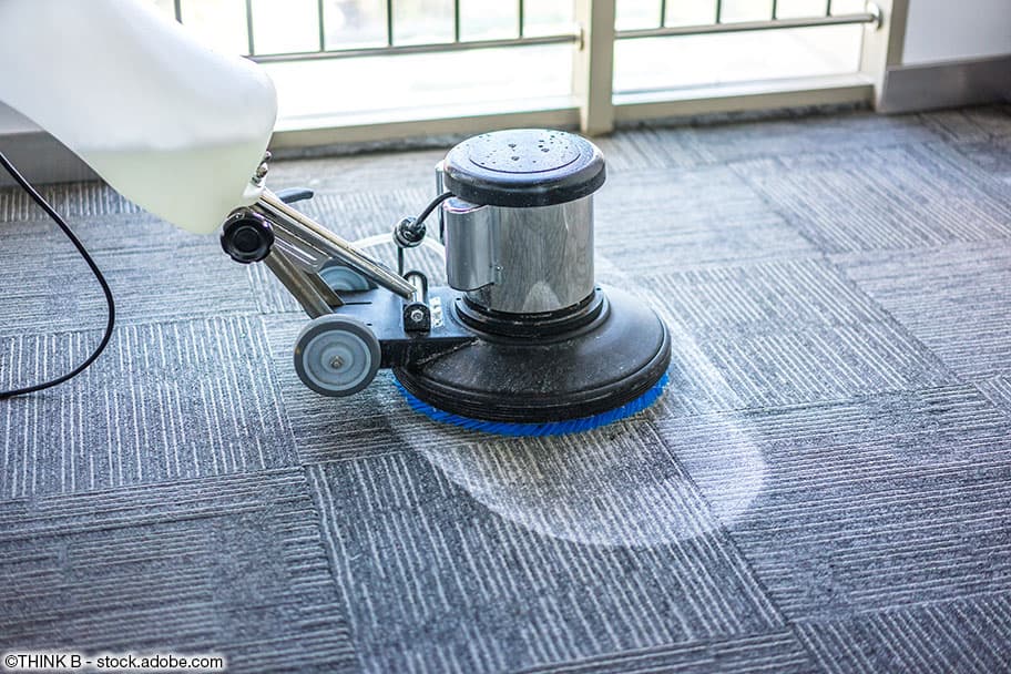 Blauer Teppich mit einem Dampfreiniger reinigen.