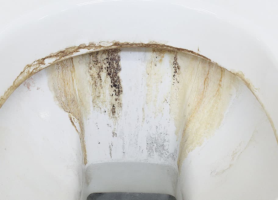 WC Schüssel mit alten und dicken Kalk- und Urinsteinablagerungen