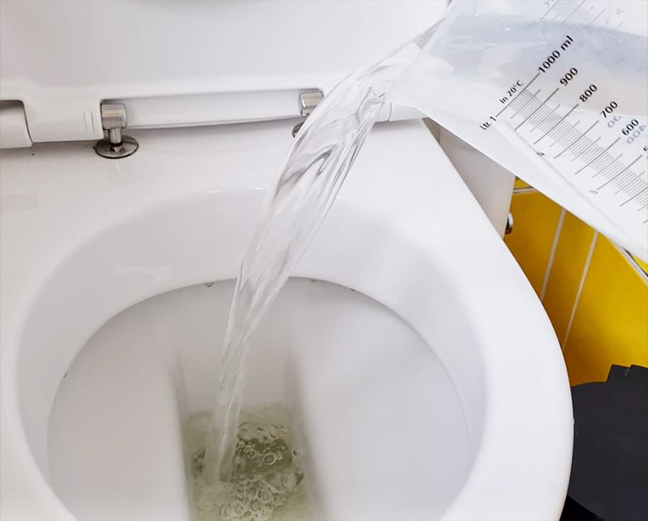 WC kontrolliert spülen indem nur ein Liter Wasser beigegeben wird 