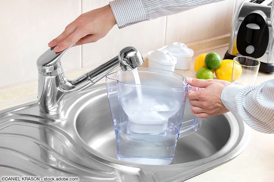 Wasserkocher mit gefiltertem Wasser auffüllen.